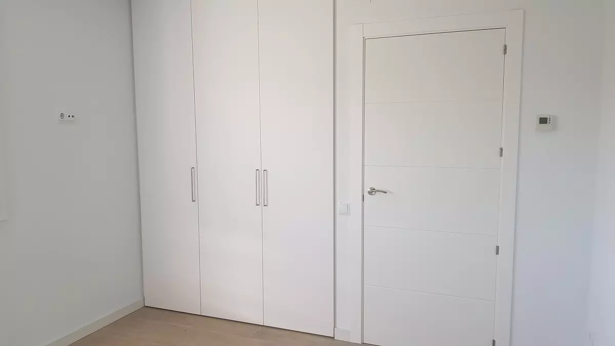 puerta y armarios empotrados blancos Armarios empotrados Cuenca