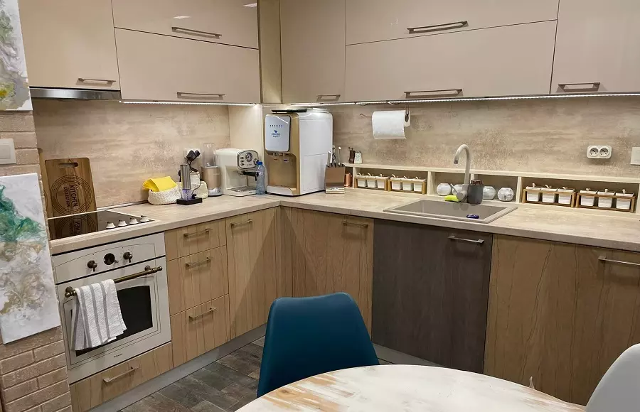 cocina con puertas de madera